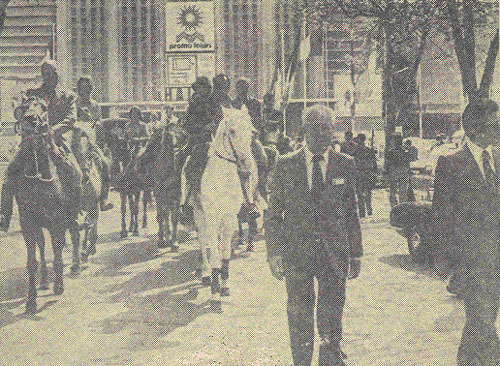 MM Jean Poggioli et Alain Grobon-Ghiglione accueillent les randoneurs ï¿½ l'entrï¿½e de la Foire.
